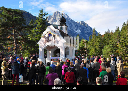 Deutschland, Bayern, Isartal, Lautersee, Kapelle, Wettersteinspitze, Herbst, Andacht, Gl?ubige Stockfoto