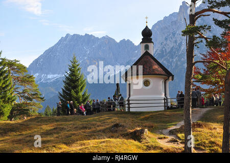 Deutschland, Bayern, Isartal, Lautersee, Kapelle, Karwendelgebirges, Herbst Stockfoto