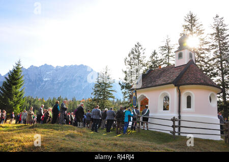 Deutschland, Bayern, Isartal, Lautersee, Kapelle, Karwendelgebirge, Herbst, Andacht, Gl?ubige Stockfoto