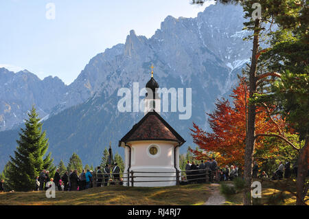 Deutschland, Bayern, Isartal, Lautersee, Kapelle, Karwendelgebirges, Herbst Stockfoto