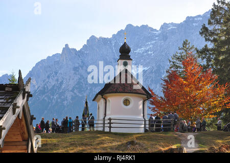 Deutschland, Bayern, Isartal, Lautersee, Kapelle, Karwendelgebirge, Herbst, Andacht, Gl?ubige Stockfoto