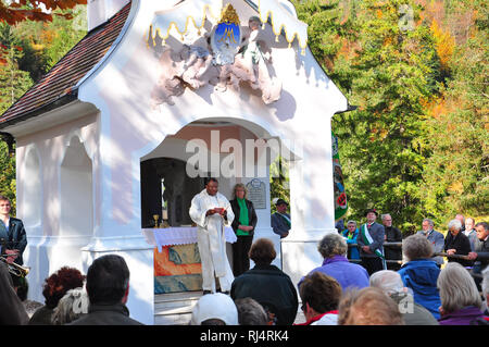 Deutschland, Bayern, Isartal, Lautersee, Kapelle, Herbst, Andacht, Gl?ubige Stockfoto