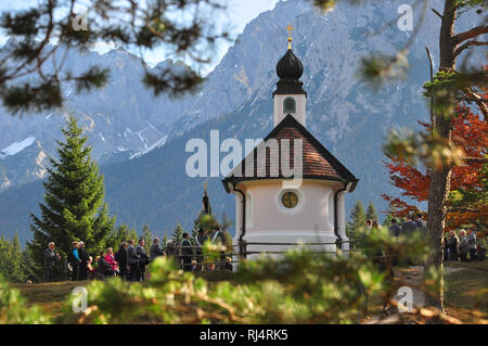 Deutschland, Bayern, Isartal, Lautersee, Kapelle, Karwendelgebirges, Herbst Stockfoto