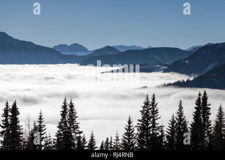 Alpen Mit Wolken Im Tal Stockfoto