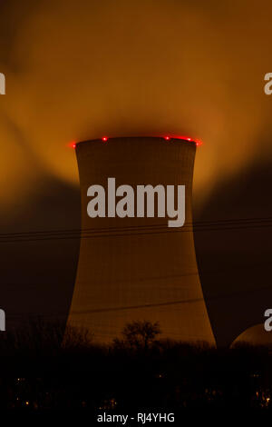 Die Kernkraftwerk Grafenrheinfeld bei Nacht, Landkreis Schweinfurt, Unterfranken, Bayern, Deutschland Stockfoto