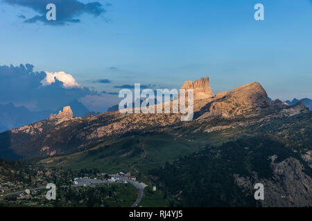 Ausblick auf die Cinque Torri, Averau, Punta Gallina, im Tal der Falzaregopass, Ampezzaner Dolomiten, Region Venetien, Provinz Belluno, Italien, Europa, Stockfoto