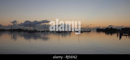 Sonnenaufgang über Abendessen Key Marina in Coconut Grove, Miami, Florida. Stockfoto