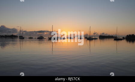 Sonnenaufgang über Abendessen Key Marina in Coconut Grove, Miami, Florida. Stockfoto