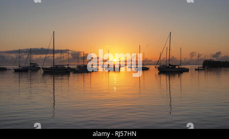 Sonnenaufgang über Abendessen Key Marina in Coconut Grove, Miami, Florida. Stockfoto