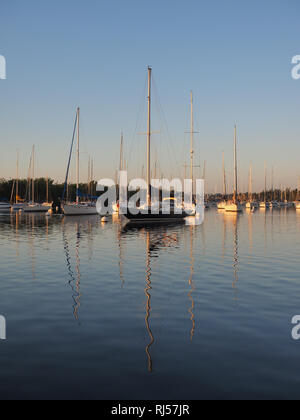 Sonnenaufgang über Abendessen Key Marina in Coconut Grove, Miami, Florida. Stockfoto