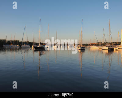 Sonnenaufgang über Abendessen Key Marina in Coconut Grove, Miami, Florida. Stockfoto