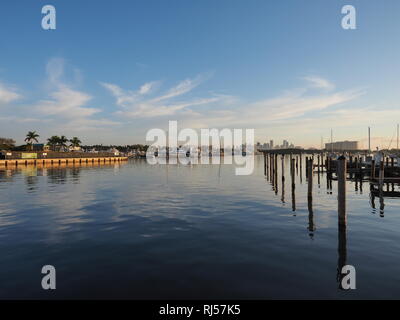 Sonnenaufgang über Abendessen Key Marina in Coconut Grove, Miami, Florida. Stockfoto