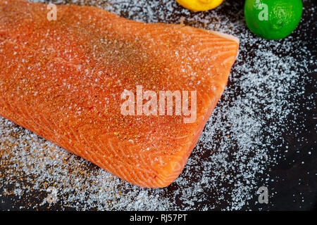 Lachs filet roh mariniert mit Gewürzen, vorbereitet für das Kochen Stockfoto