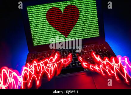 Laptop Bildschirm, das Symbol Bild Partnerschaft Agentur, dating Agentur, rote Herzen und binäre Zahlen auf dem Bildschirm, das Symbol Bild Cyberkriminalität Stockfoto