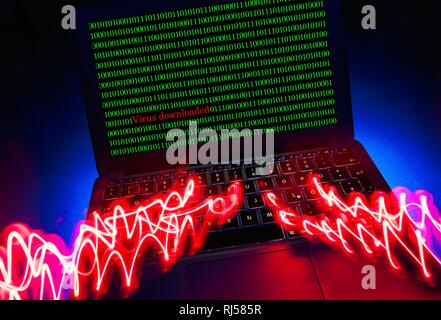 Laptop mit totenkopf und gekreuzten Knochen auf dem Bildschirm, das Symbol Bild malware, Virus Alarm, Computerkriminalität, Datenschutz, Deutschland Stockfoto
