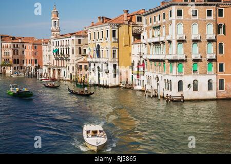 Wassertaxis und Gondeln am Canale Grande, gesäumt mit Renaissance Baustil Residenzschloss Gebäude, Guardia di Stockfoto