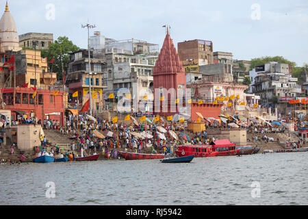 VARANASI, UTTAR PRADESH, Juni 2015, Pilger, die beim Dashashwamedh Ghat Stockfoto