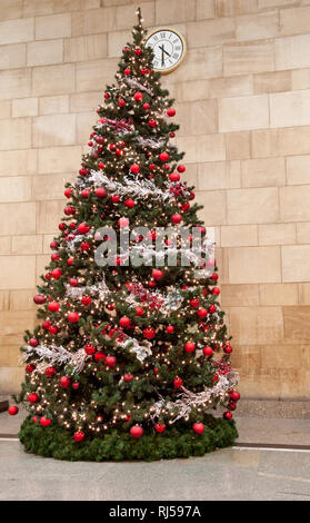 Big Red christmas tree ornament, rote Kugeln und Silber Ketten, vielen Glaskugeln hängen, niemand! Stockfoto