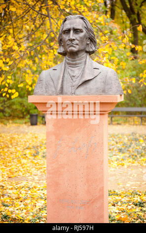 Büste von Ferenc Liszt Komponist, virtuoser Pianist Statue in Łazienki Park in Warschau, der Polnischen Lazienki Krolewskie, Polen, Europa, sonnigen Herbst Tag und Stockfoto