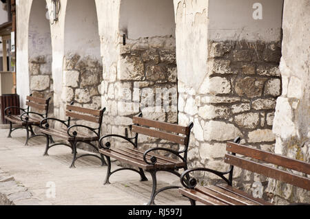 Kalk und Beton Spalten und Zeilen von dekorativen Bänke in Kazimierz Dolny Rynek, 2013, Polen, Europa, Stockfoto