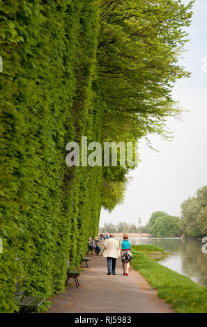 Paar entlang Gasse in Wilanow Park in Warschau, Bush und Wasser um, Frühling in Polen, Europa 2013, Stockfoto