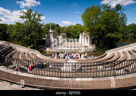 Gruppe von Touristen im Amphitheater in Łazienki Park in Warschau, der Polnischen Lazienki Krolewskie, Polen, Europa, Holz- alten Bänke und Zaun vor Modern Stockfoto