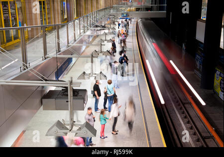 U-Bahn Bewegung Menschen in der U-Bahn Station im Zentrum von Warschau, Polen warten, der Hauptstadt der U-Bahn, öffentliche Verkehrsmittel Indoor, Reisende an, die sich schnell bewegen Stockfoto