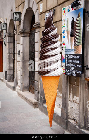 Mischung aus Schokolade und Vanille Eis, Swirl Eis dummy Dekoration in der Alten Stadt, Iceman in einem alten Gebäude in Warschau, Polen, Stockfoto