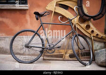 Alte schwarz-Zyklus in der Alten Stadt, Warschau, Polen, Frontansicht geparkt, Vintage verfallenen bike Lean auf Wand, niemand! Stockfoto