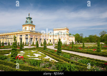 Zierpflanzen Wilanow Royal Palace East Garten rund um das Gebäude in Warschau, rote Tulpen blühen im Frühling in Polen, Europa, niemand! Stockfoto