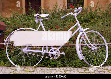 Reich verzierte Lavendel Farbe lackiert Zyklus mit Blank Board propped auf Rohr in der Alten Stadt, Warschau, Polen, Vorderseite Stockfoto