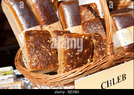 Volksfest der Welt Brot, Präsentation von Brot Vielfalt in korbwaren Korb auf weißen Serviette, Warschau, Polen, 23. März 2014, niemand! Stockfoto