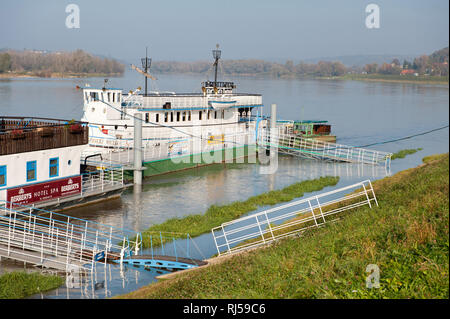 Touristische Fähre bei Weichsel sightseeing Segeln in Kazimierz Dolny, Rynek, Polen, Europa, leer angelegten Boote zu Wasser im Herbst Nebel, niemand! Stockfoto