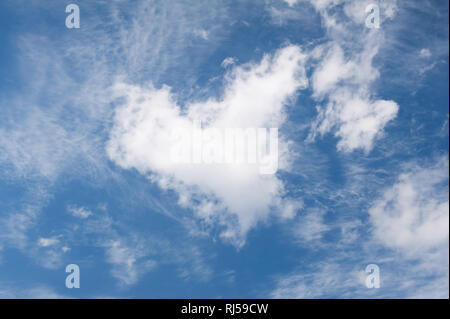 Weiße Wolken Herz Form verbindlich Bildung cumulus und Cirrus am blauen Himmel, cloudscape und sonnige Wetter in, niemand! Stockfoto