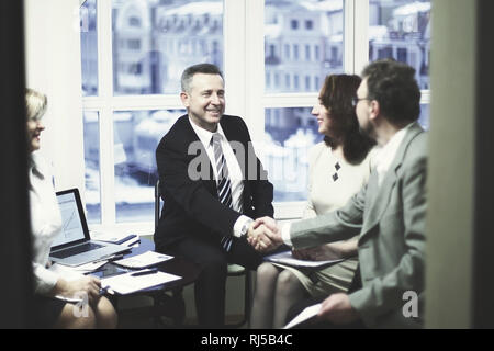 Handshake finanziellen Partner in der Diskussion über den Vertrag. Stockfoto