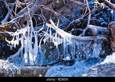 Natürliche Eisformen im Gebirgsfluß Stockfoto