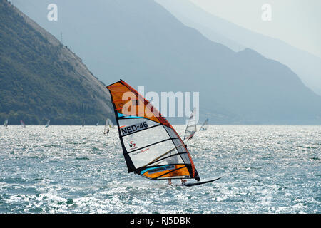Windsurfer in Torbole am Gardasee, Provinz Trient, Trentino-Südtirol, Italien Stockfoto