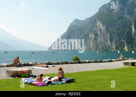 Seepromenade in Riva del Garda, Gardasee, Trient, Trentino-Südtirol, Trentino, Italien Stockfoto