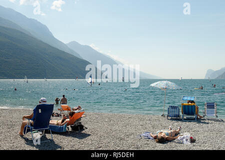 Touristen am Strand von Torbole, Gardasee, Trient, Trentino-Südtirol, Italien Stockfoto