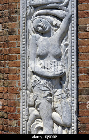 Relief mit nackter Frau, die Denkmal am Campo San Donato, Basilika Santa Maria und San Donato in Burano Stockfoto