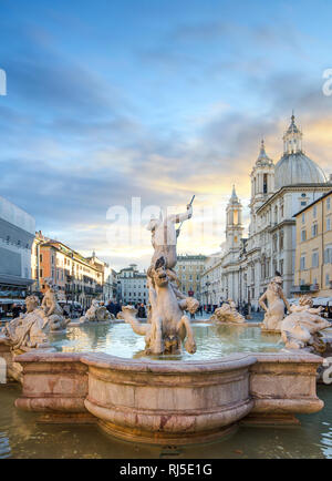 Piazza Navona vor der Nacht (Platz Navona) in Rom, Italien. Sonnenuntergang über der Oberseite Sightseeing in der Ewigen Stadt. Fontana del Nettuno Stockfoto