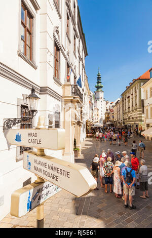 Slowakei, Bratislava, Altstadt, Gruppe Touristen in der Michalská Ulica Straße, Vordergrund, Wegweiser zur Burg Stockfoto