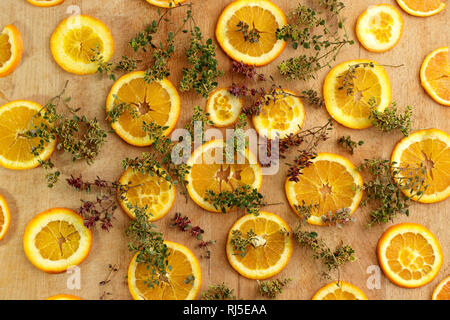 Zitronenthymian mit Zitrusfrüchten auf altem Schneidebrett Stockfoto