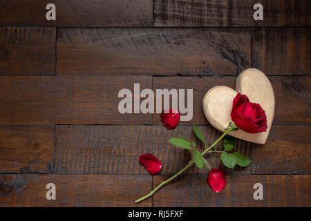 Rote Rose auf Holz Herz mit Blüten Stockfoto