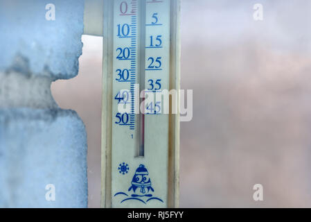 Die Thermometer an der Wand des Hauses zeigt eine sehr niedrige Temperatur von 35 Grad Celsius unter Null in Frost im Winter. Durch die Wi schoß Stockfoto