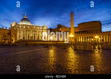 Europa, Italien, Latium, Rom, Vatikan, in der Abenddämmerung auf dem Petersplatz, Stockfoto