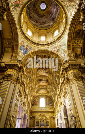 Europa, Italien, Latium, Rom. Blick in den Chorraum und Kuppel von Sant'Andrea Della Valle, um 1650 fertiggestellt. Stockfoto