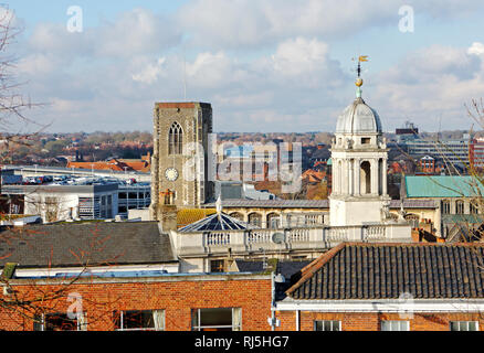 Blick nach Norden über die Dächer aus dem Burghügel in der Stadt Norwich, Norfolk, England, Vereinigtes Königreich, UK. Stockfoto