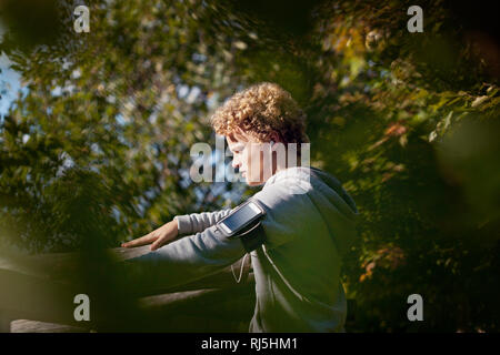 Junger Mann Training im Freien Stockfoto