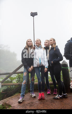 Gruppe von Mädchen im Teenageralter, die selfie Stockfoto